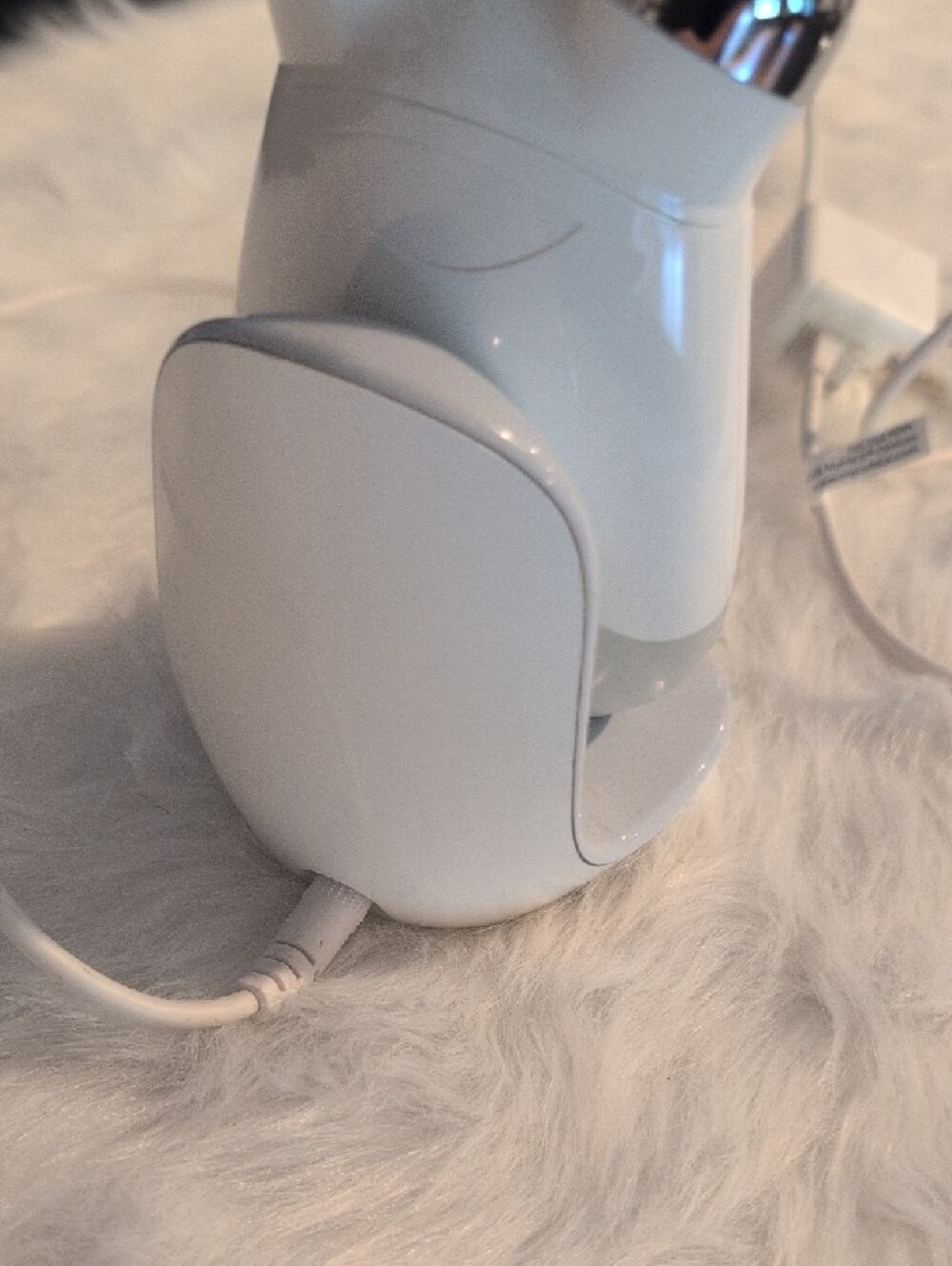 NuFace Trinity Microcurrent Facial Toning Device in White with Silver - Picture 4 of 8